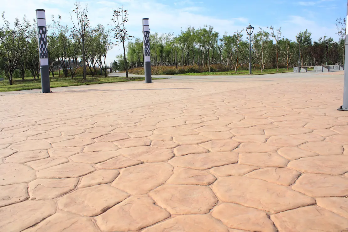 Zona de relax de una institución educativa con piso de hormigón impreso.