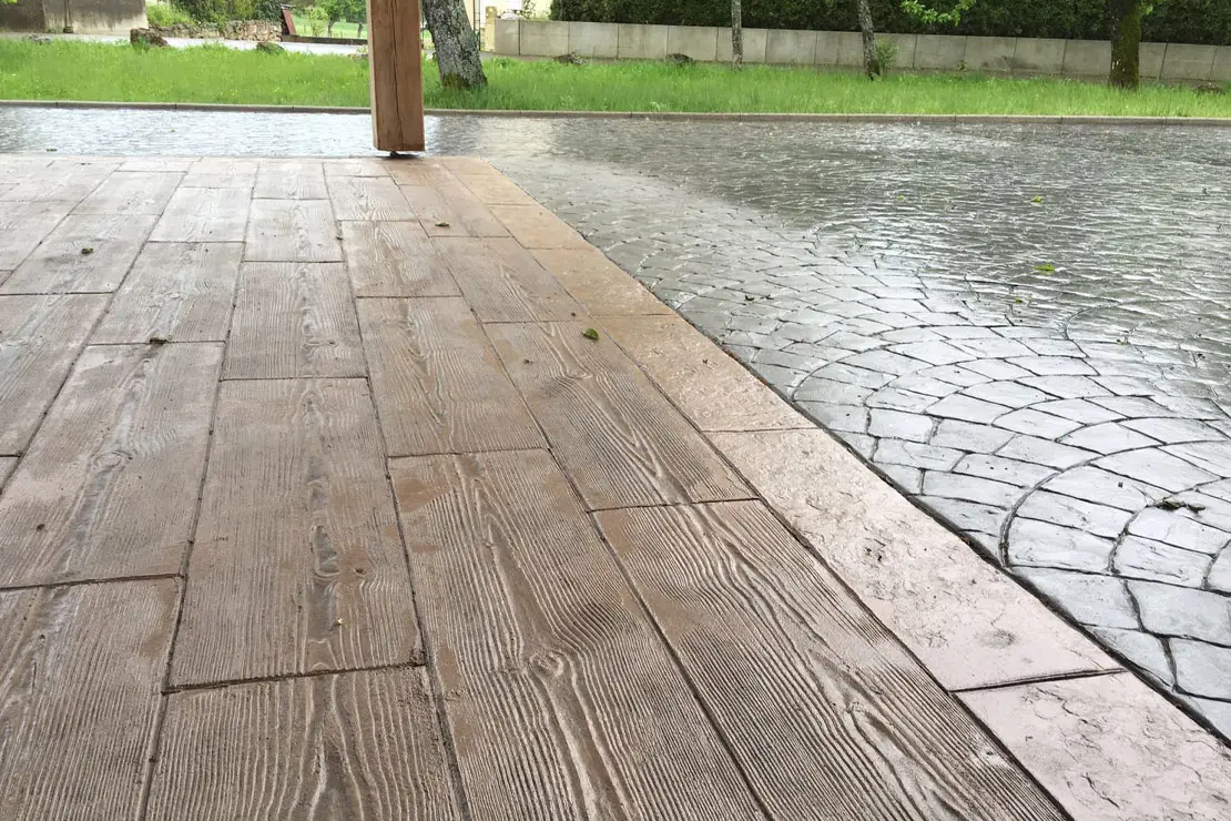 Imitación de hormigón impreso de madera en la parte posterior de un hogar.